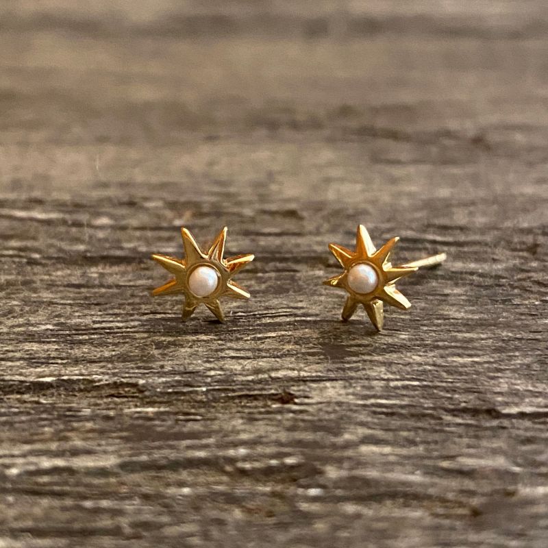 Sun pearl stud earring