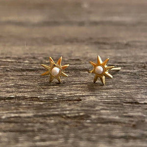 Sun pearl stud earring