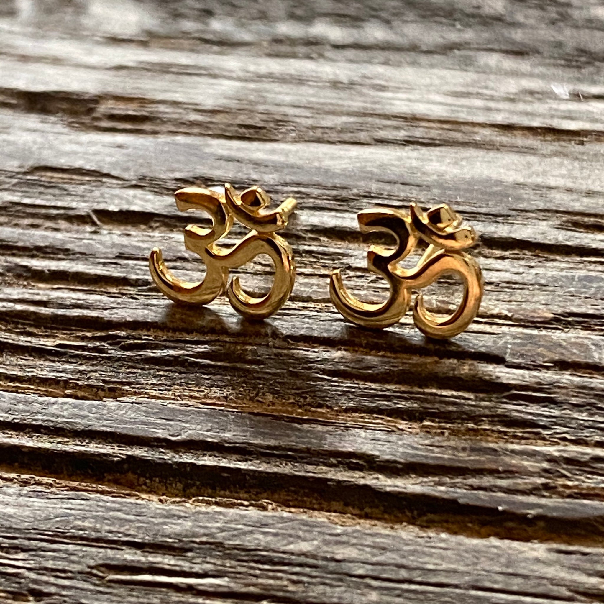 Ohm stud earrings