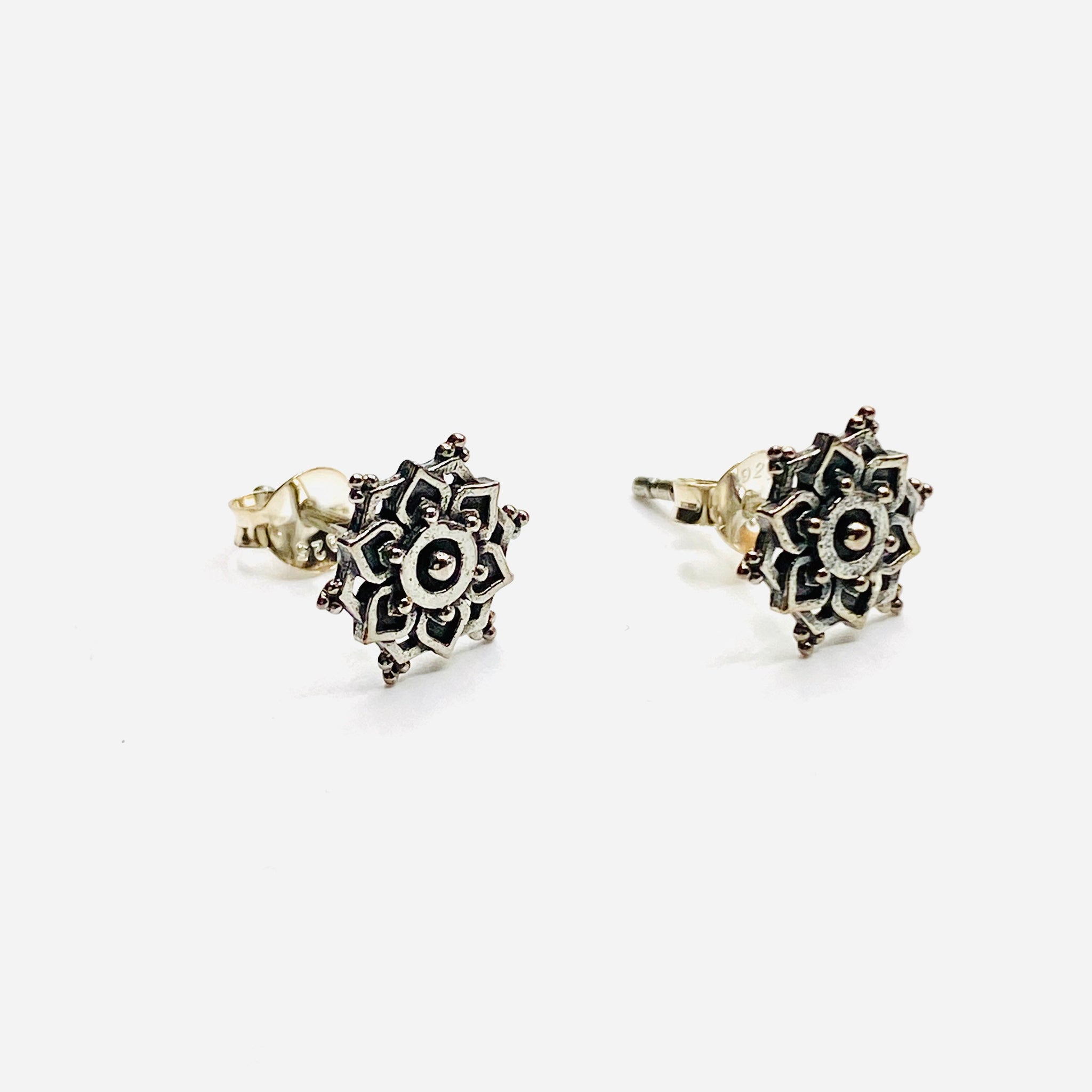 Flower stud earrings