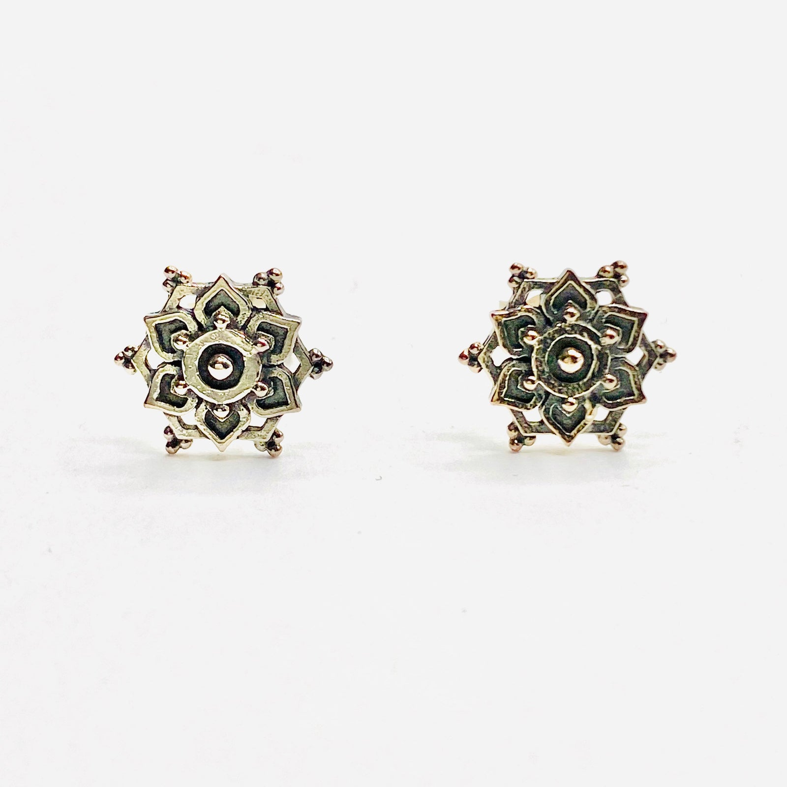Flower stud earrings